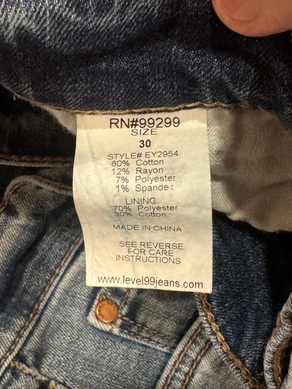 Level 99 women’s embroidered star distressed blue jeans size 30
